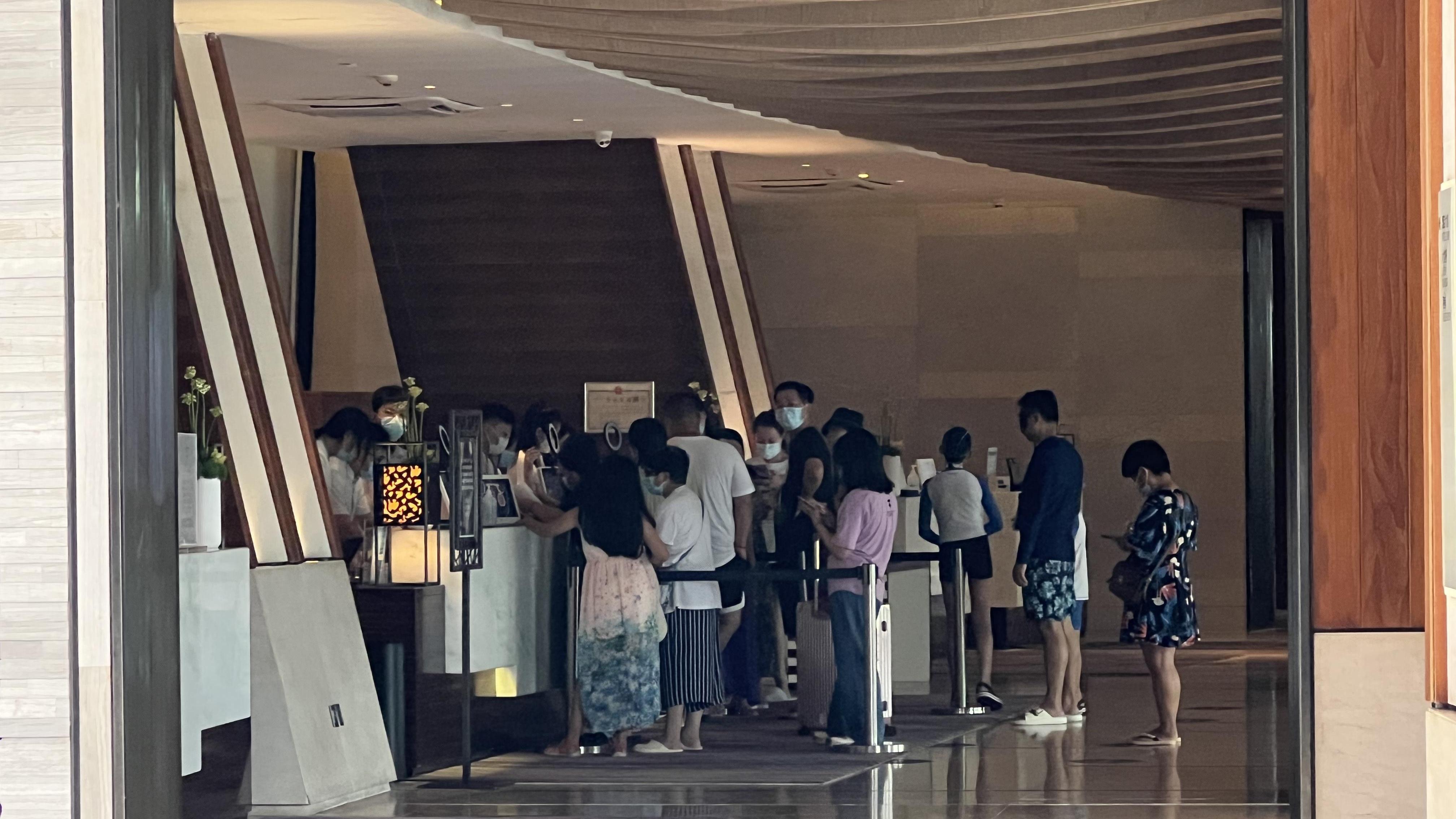 退休|滞留三亚游客自述：千元酒店住了7天，有人担心孩子赶不上开学