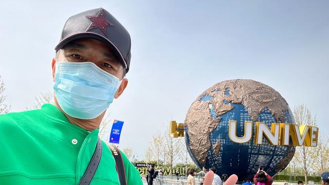 万里归途|郭晓冬：一家三口同游环球城，才47岁就已经是“两鬓斑白”的模样