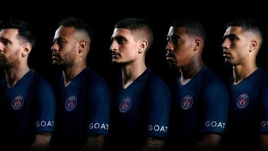 C罗|梅西展示巴黎新球衣，左臂GOAT字样遭调侃：为何会有C罗的名字？