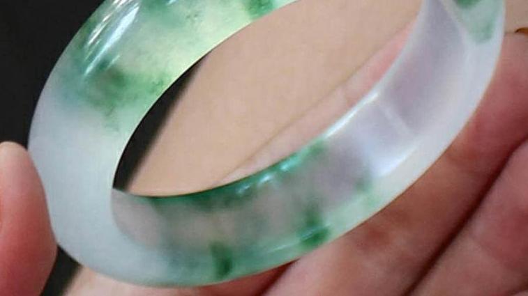 翡翠|翡翠手镯不都是老年人戴的吗？为何如今年轻人，也都带在了手上