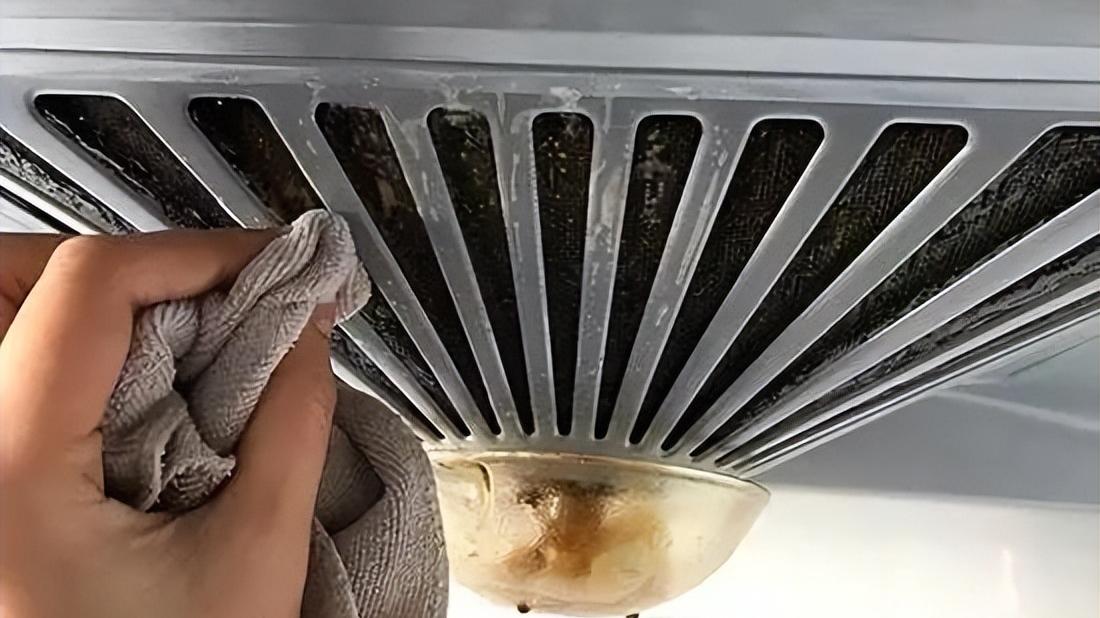 油烟机油渍多，难清洗？从保洁那偷学一招，不拆不洗，立马焕然一新