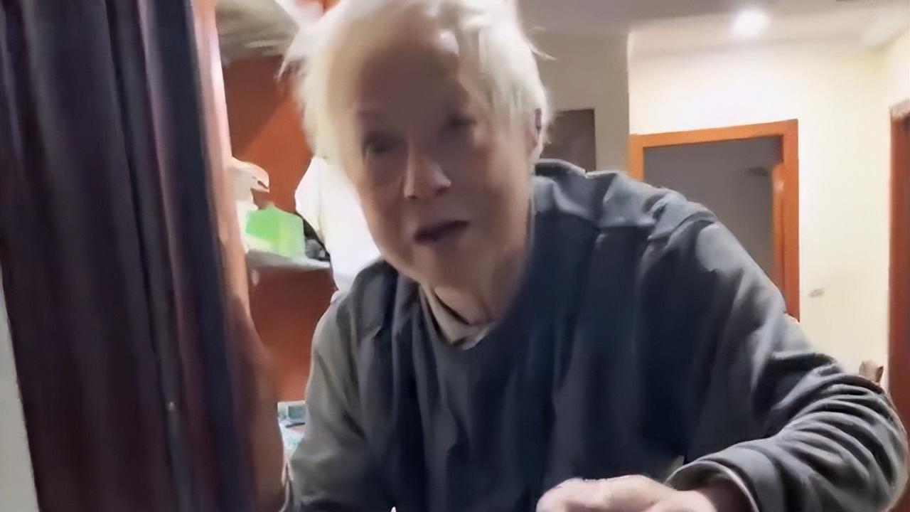 上海女子每天给独居老人送餐，得知老人情况后网友心酸：绝不远嫁