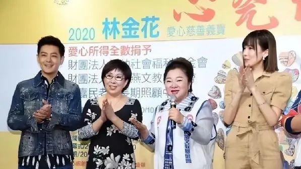 林志颖|林志颖妈妈是吃了防腐剂吧！72岁穿印花裙精致又窈窕，比模特儿媳还招摇