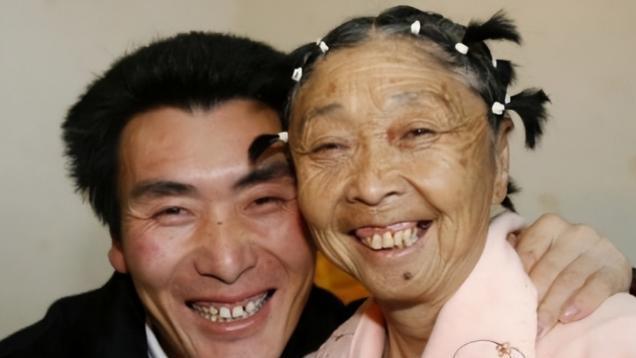 李玉成净身出户，账号被夺走，85岁马玉琴身边多了个“外甥女”