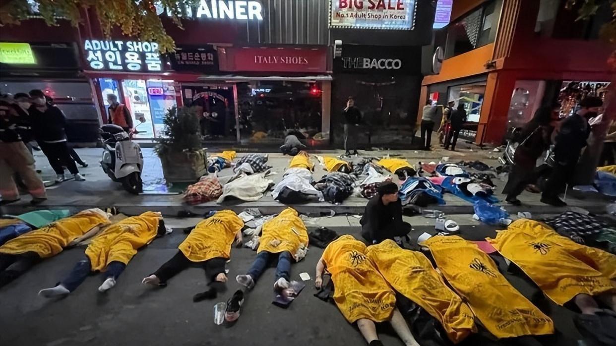 死亡小巷长45米宽4米，活人堆叠像坟墓，女孩撕心裂肺的尖叫！