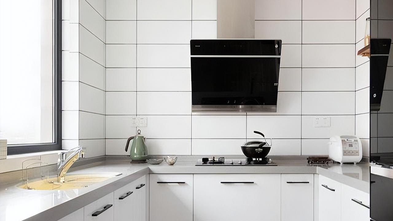 厨房吊柜总“磕头”，怎么办？看看聪明人的做法，个个实用！