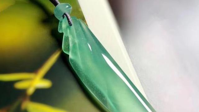 翡翠|随形翡翠是边角料，压根不值钱？殊不知它的价值在于不可复制