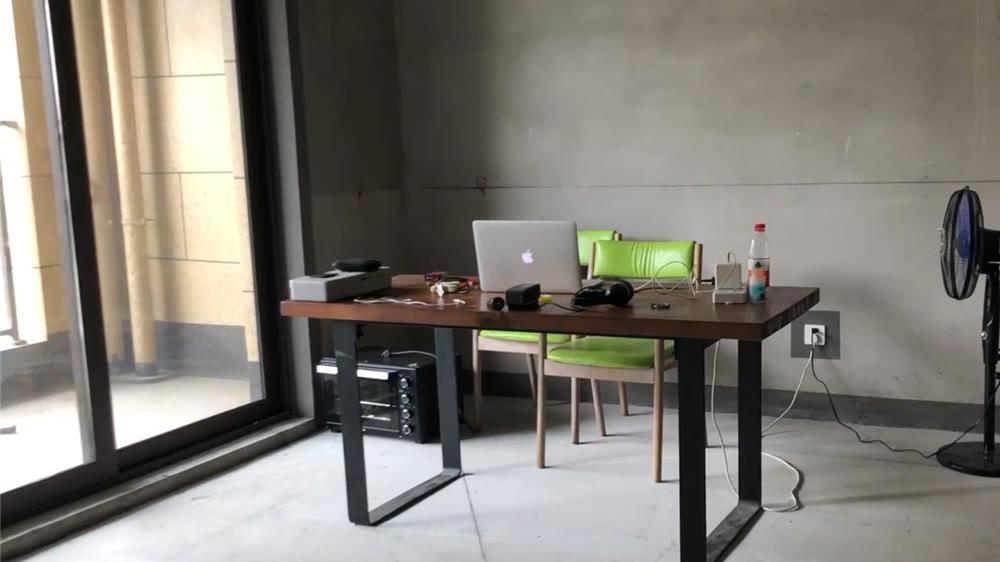 为了省钱直接入住毛坯房，花1万多布置水电和家具，竟然有点羡慕