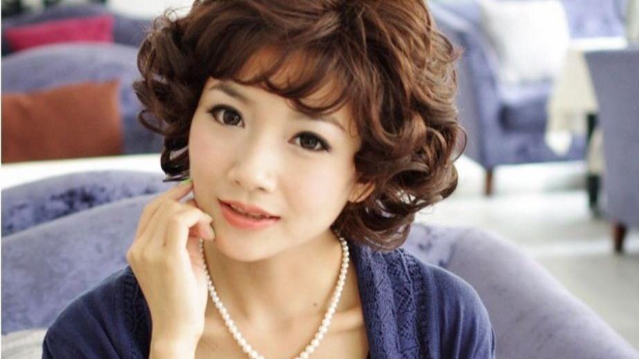 发际线 女人上了年纪，尽量别烫这3种卷发，换成另外3种，时髦减龄显气质