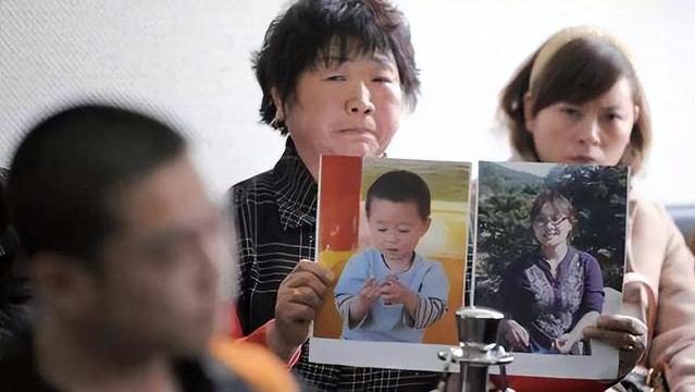 20岁打工者因“加班”砍死一对母子，法庭上微笑“求死”