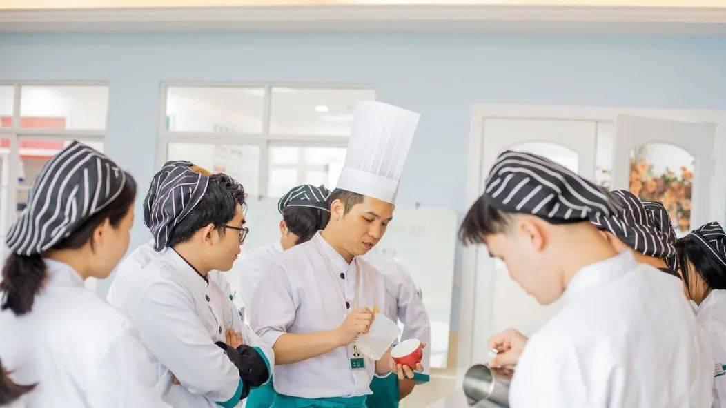 大学生|被瞧不上职业技能教育：收入超过普通大学生，岗位多样需求大