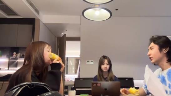 张伦硕|张伦硕：在家照看俩继女，老婆钟丽缇独自一人在外直播带货忙捞金