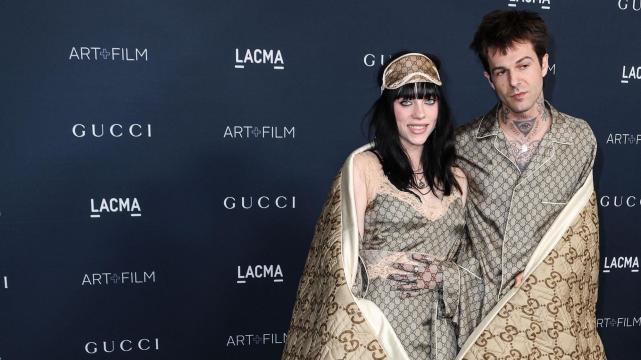 购房置业|美国歌手碧梨与男友穿睡衣披毛毯走红毯，两人相差十岁惹争议