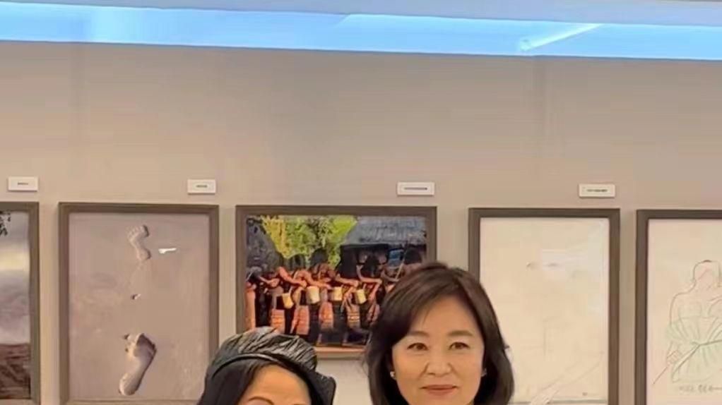 套裙 林青霞罕见公开亮相，口罩太小勒出两道肉，67岁的人看脸还像40岁