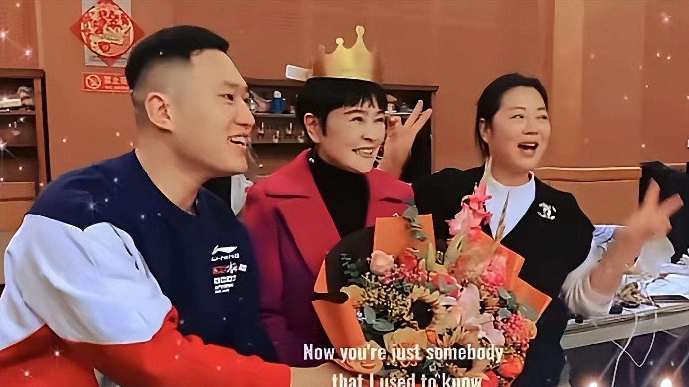 梁丹妮|王茜华、梁丹妮聚会庆生，冯远征笑容满面，眼里满满的都是爱意