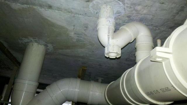 卫生间漏水，不一定非要砸瓷砖，多数情况可以免砸补漏