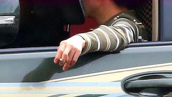 厦门|川藏线的司机，为何总要点根烟扔出窗外？藏民：扔烟的都是聪明人