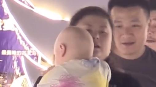 李一桐|刚被曝离婚！沈腾老婆抱娃出街，面部浮肿身型笨重胖成贾玲