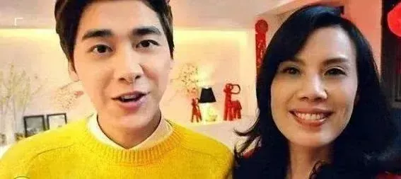 李易峰|李易峰和父母的合照，他出了这样的事，最失望最伤心的不是那帮粉丝，而是他的爸爸