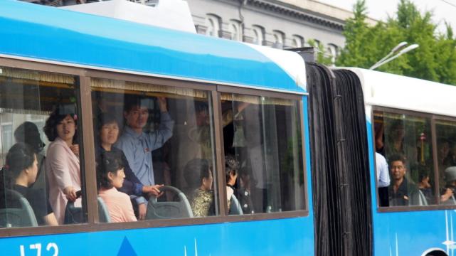 朝鲜街头等公交车的美女很多，男人渴望拥有摩托车