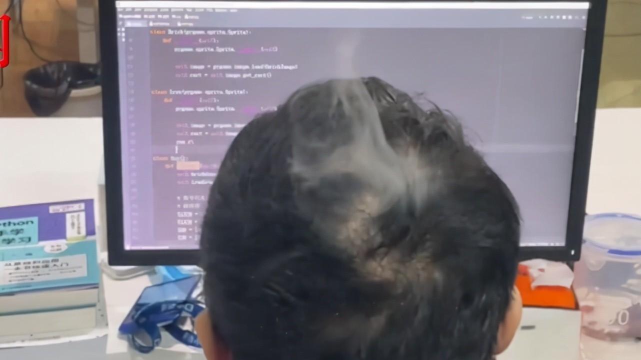 程序员|程序员写代码时头顶“冒烟”，认真工作毫无察觉，网友：太烧脑了