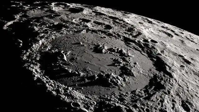 拍到三艘飞行物从月球背面飞出，外星基地？另一种推测更让人害怕