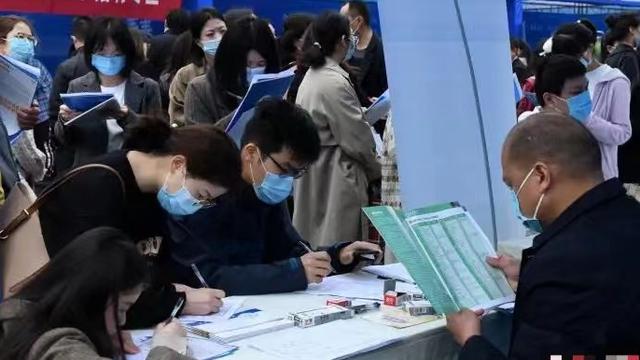 Angelababy|“假如我没上大学，可以心安理得做收银员”，毕业生说出多少无奈