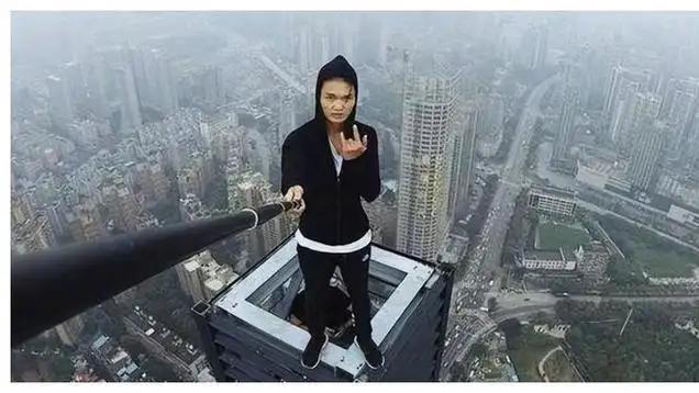 为了钱在网络平台极限作死，一次失误从263米高空坠落，母亲却将短视频平台告上法庭
