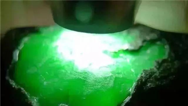 翡翠|小伙18000拿下翡翠小毛料，切出满色翡翠，起货的成品超过80万！