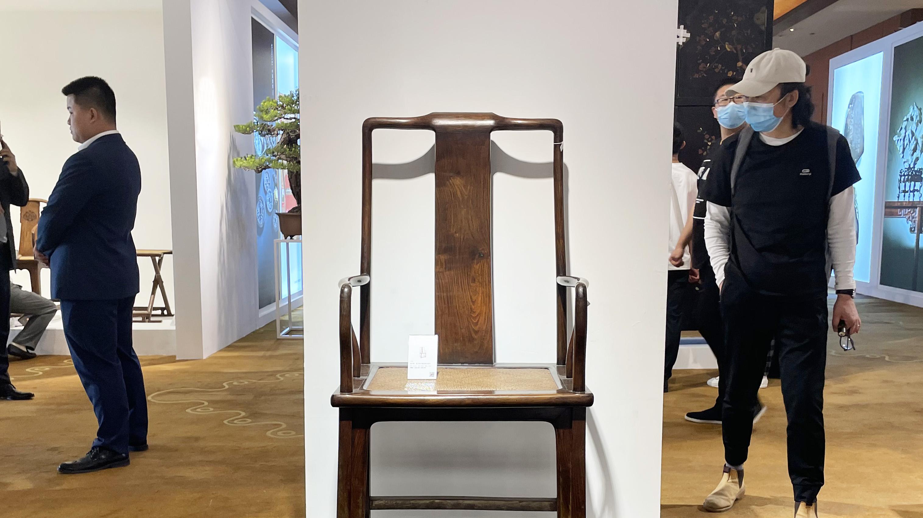 |腿足上圆下方，黄花梨高靠背南官帽椅特色鲜明