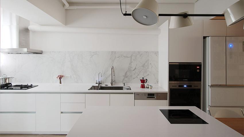 经过大半年的装修，80平米的小家终于搞定了，电视墙收纳最为丰富