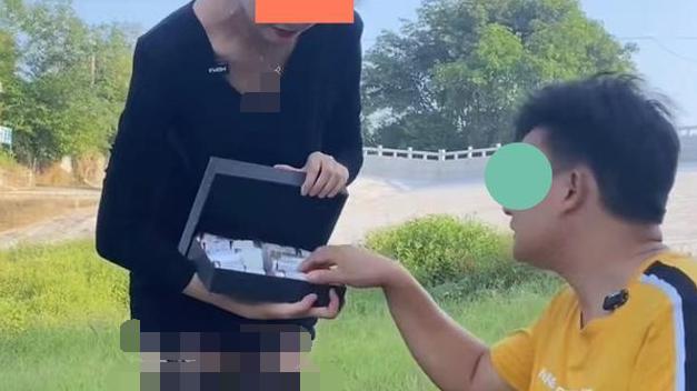 空军|男子带女秘书去钓鱼，要求她挂鱼饵遭拒绝：不在我的职责范围内