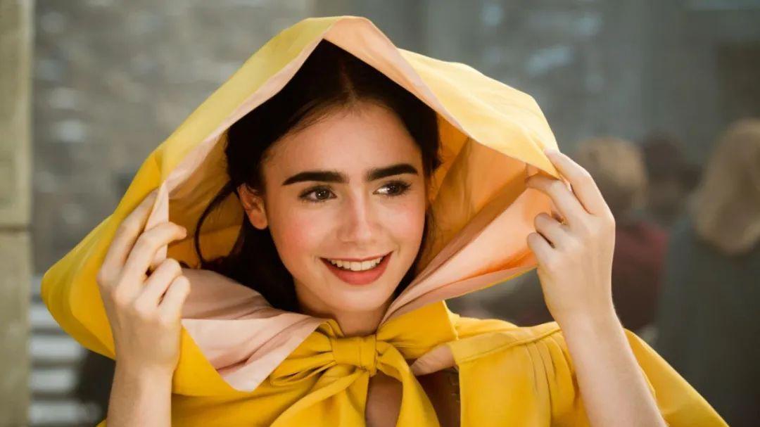 莉莉·柯林斯|“赫本转世”莉莉·柯林斯的新剧，10集竟换了近80套衣服！