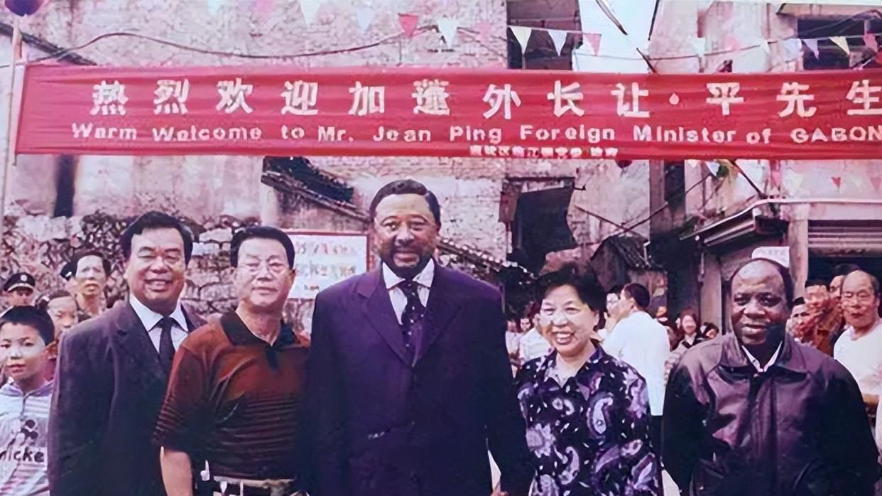 爸爸是中国人，妈妈是非洲人，混血孩子娶总统女儿，差点当选总统