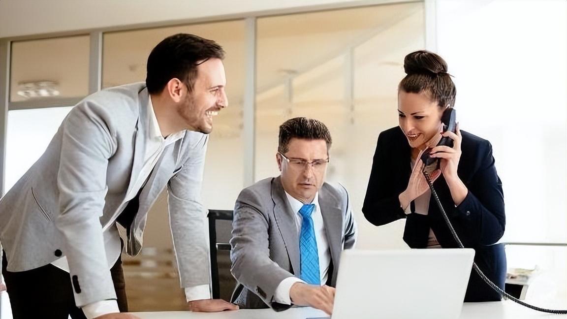 |我儿子结婚，老板很唐突的随礼一万元，他孩子结婚我该随多少？