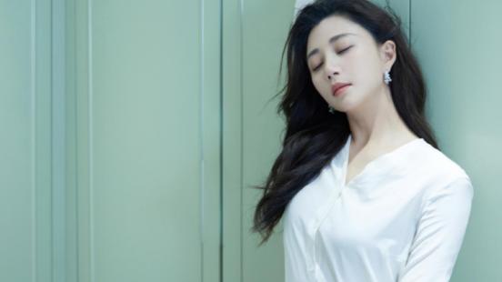 经典|职场女性的干练学殷桃的准没错！简约的白色衬衫，也能穿出简约风