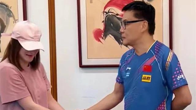 张雅晴|42岁马琳现身高端酒局！二婚妻子胖到认不出，前妻丰唇大眼疑整容