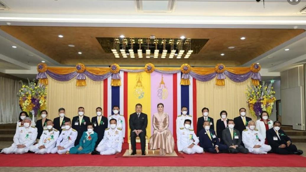 诗妮娜|苏提达一袭伞裙装造型亮相，拉开后宫恩宠差距，上得厅堂富有情商