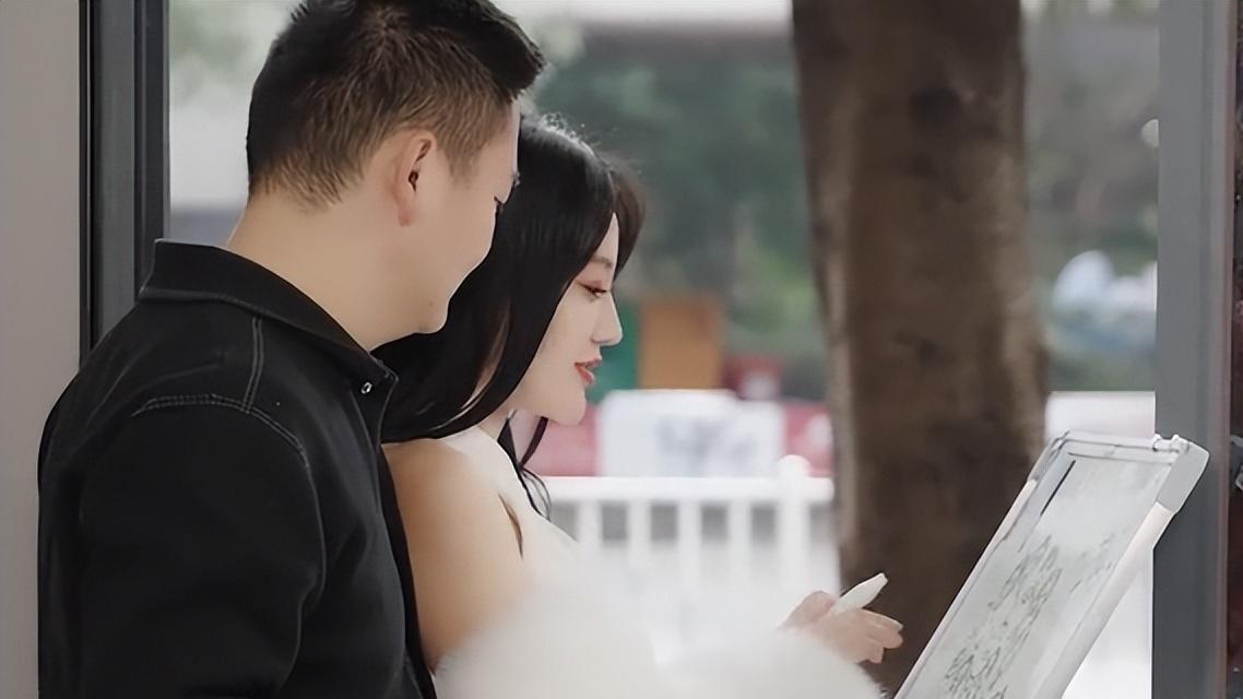 网红唐小鱼被批没素质？花盆里套黑塑料袋泡脚，网友：丢人现眼