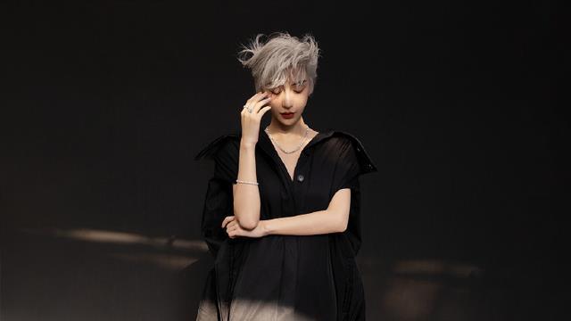 Angelababy|Baby新造型曝光，炸毛发型被吐槽，网友：与国际范越行越远