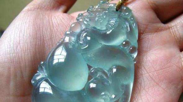 翡翠|翡翠和和田玉都是上好美玉，喜欢就去购买，适合自己的才是最好的