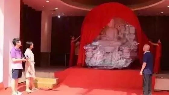 翡翠|土豪楼主请来镇楼之宝，里外包裹3层，全程保安押送，里面竟然是…