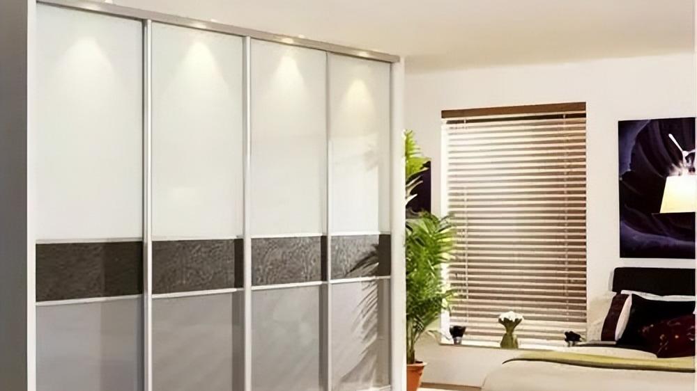 家里衣柜不要装这种门了，寿命短还不实用，真懊悔察觉太晚了