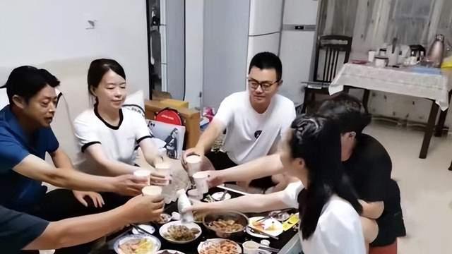 懒理质疑！田静晒儿女奇奇悦悦骑车视频，弟弟田舅做饭厨艺获认可