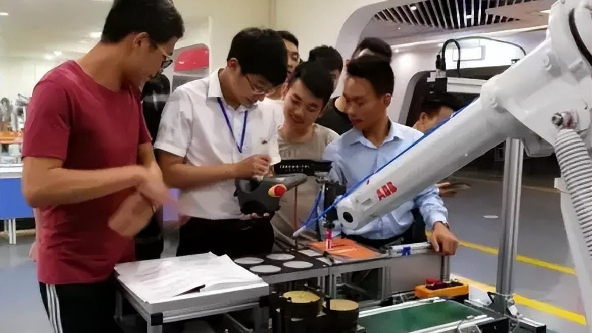 理工科|毕业才明白，“工科女”和“师范女”的差距，结婚后可能更加明显