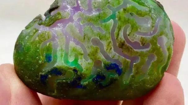 翡翠|长着青蛙绿皮的翡翠原石，帅哥花二十万拿下，竟意外开出“绝美”春带彩！