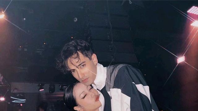 韦唯|韦唯儿子私生活惹争议，左拥右抱不同异性举止亲密，长相帅气多金