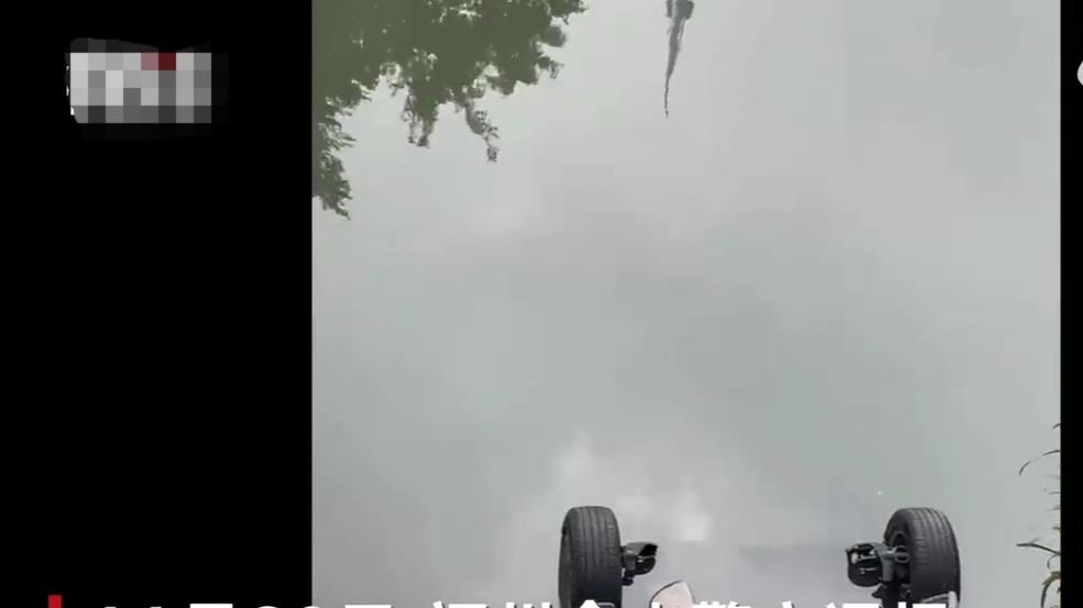 男子雇叉车把占位车子扔河里，并表示：这种破车，我赔得起