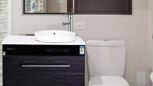 别再傻傻把热水器挂墙上了，现在流行这么装，美观实用还方便！