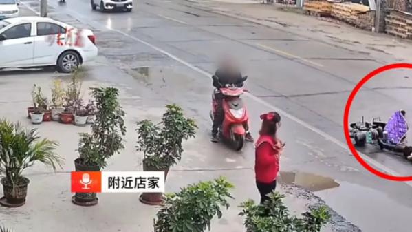 湖南邵阳，早上八点多，一女子骑电动车行驶途中，突然摔倒在地，躺在地上呼救